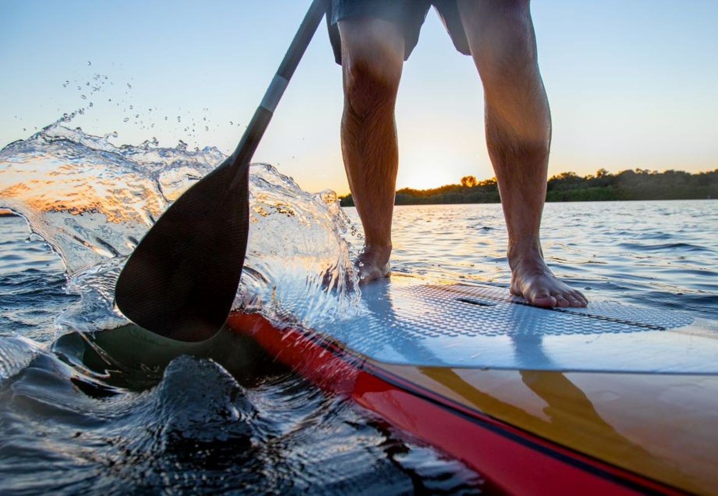 SUP: Nahaufnahme eines Paddlers bei Sonnenuntergang. © LL 28 / E+ via Getty Images