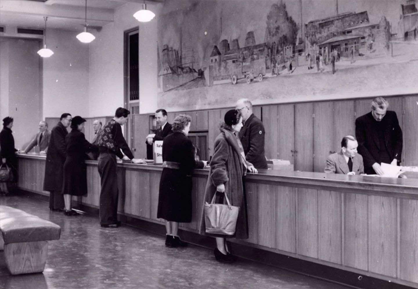 Blick in die Zahlstelle der Stadtwerke auf einer schwarz-weißen Fotografie aus dem Jahr 1955 Stadtarchiv Düsseldorf