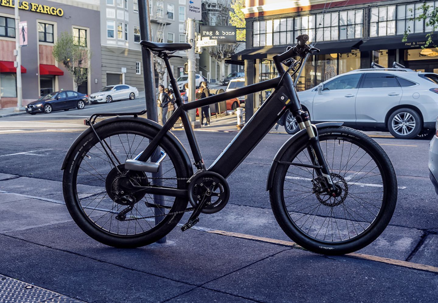 Fahrrad-Gadgets: Ein Fahrrad, das mit einem Bügelschloss an einem Mast in der Stadt gesichert wurde.