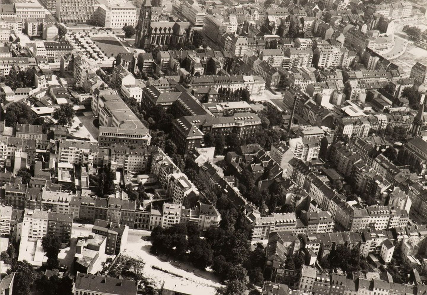 Luftbildaufnahme aus dem Jahr 1958 mit Blick auf Friedenstraße, Fürstenwall, Friedrichstraße und Kirchfeldstraße. Stadtarchiv Düsseldorf