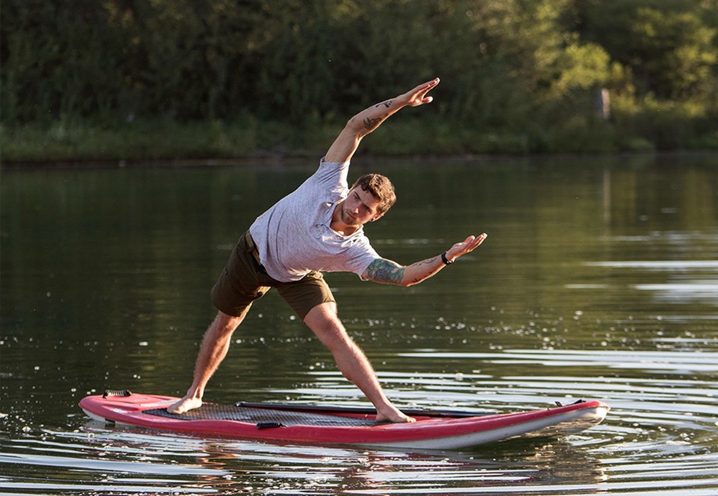 Jemand lässt die Luft aus seinem SUP-Board.