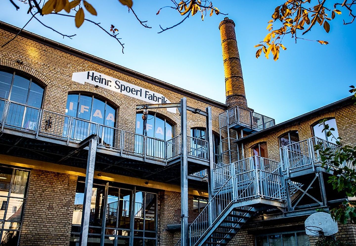 Die Feuerzangenbowle wird in der Spoerl Fabrik als Teil der Geschichte der Fabrik gesehen. Bei der Außenansicht der Fabrik fällt der Schornstein besonders ins Auge, dessen Dampf als Inspiration für den Schriftsteller diente.