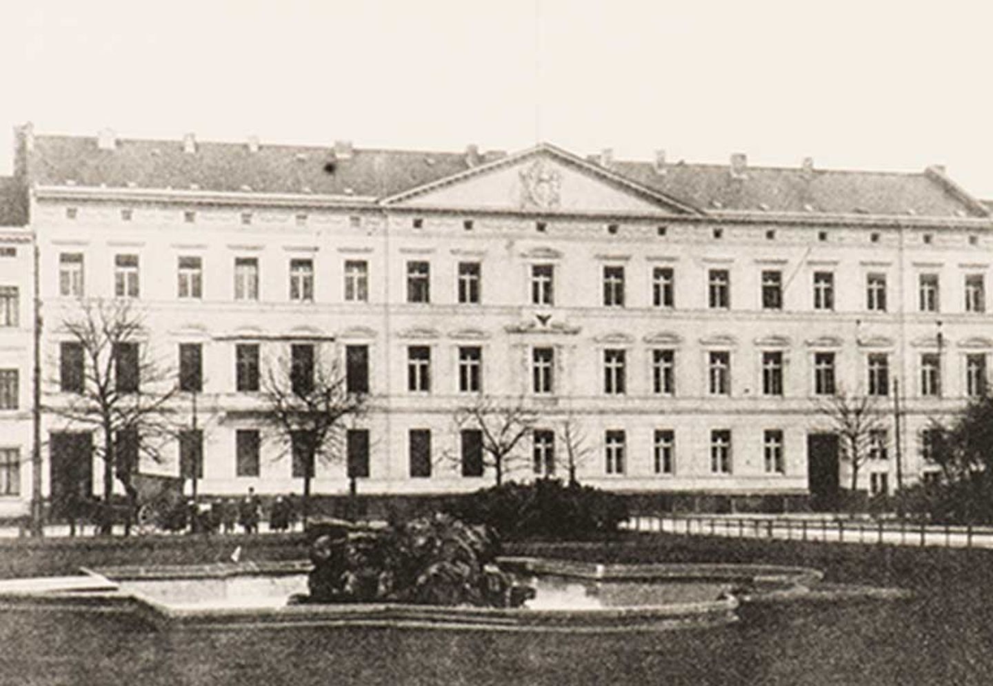 Schwarz-weißer Blick auf die Ostseite des Kirchplatzes vor St. Peter, wo 1910 noch das Gebäude der Provinzial-Versicherung stand Stadtarchiv Düsseldorf