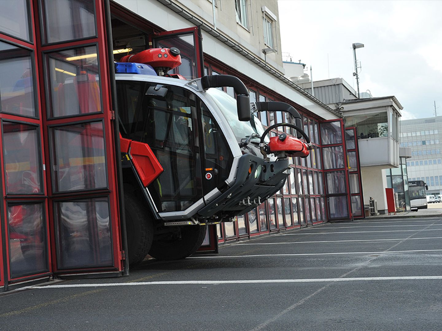 Die Größe des Fahrzeugs wird erst deutlich, wenn er sich aus der Wagenhalle auf das Vorfeld schiebt.