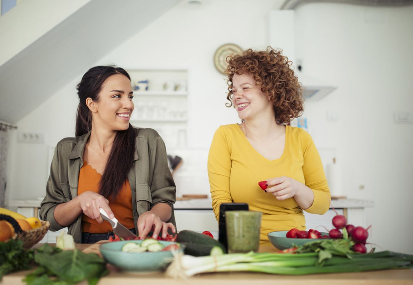 Zwei Frauen richten Rohkost an