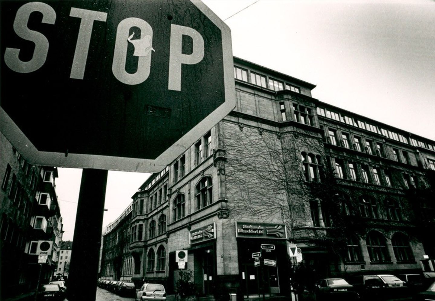 Um 1995 entstandene Schwarz-Weiß-Aufnahme des ehemaligen Hauptsitzes der Stadtwerke Düsseldorf an der Luisenstraße, Ecke Scheurenstraße Stadtarchiv Düsseldorf