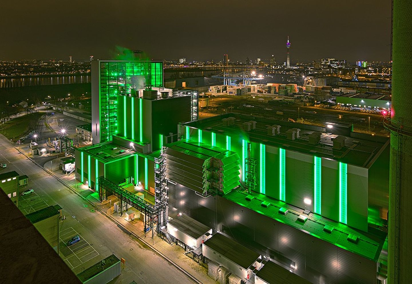 Blick auf das Gas- und Dampfturbinenkraftwerk Lausward bei Nacht