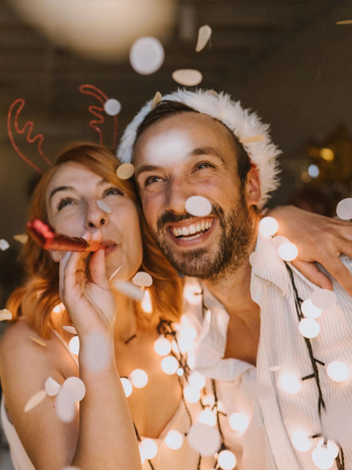 Ein Pärchen feiert in ausgelassener Weihnachtsstimmung