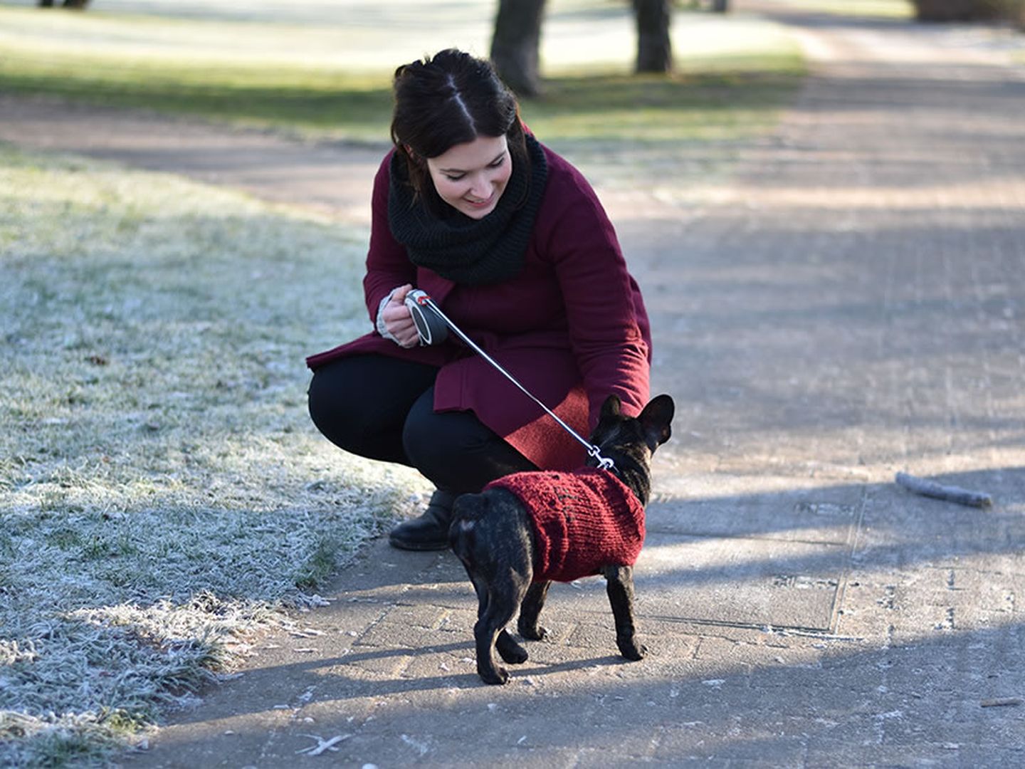 Jennifer Schleich von www.jestil.de mit ihrem Hund Frida bei einem Spaziergang im Winter.