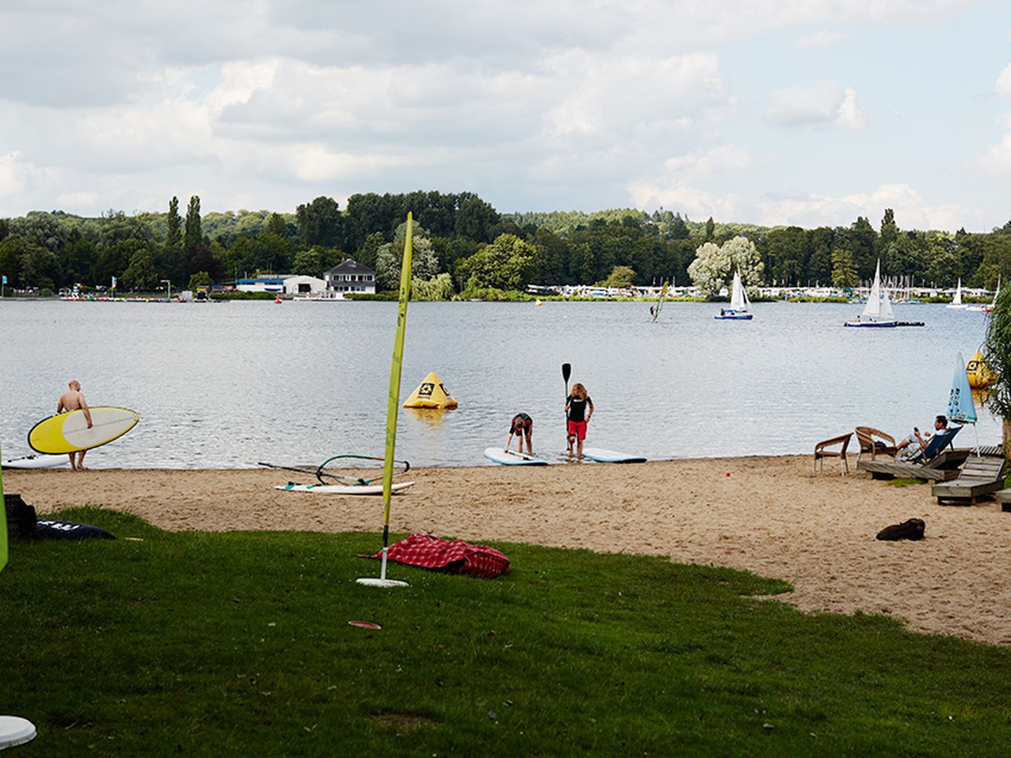 Bevor es aufs Wasser geht, braucht man noch die passende Kleidung. Die bekommt man bei Wasserski Langenfeld.