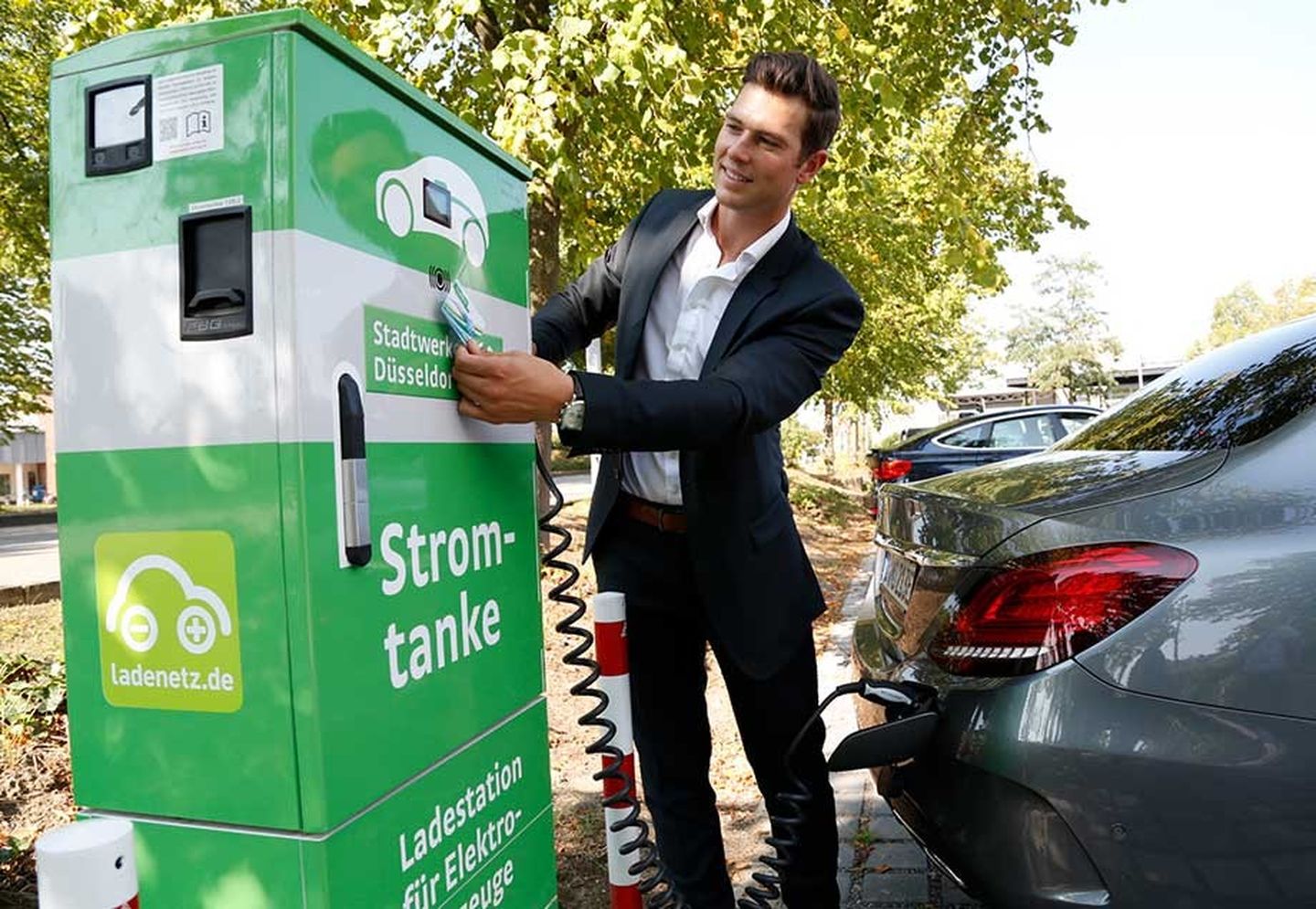 Ein Mann lädt sein E-Auto an einer Ladestation der Stadtwerke Düsseldorf