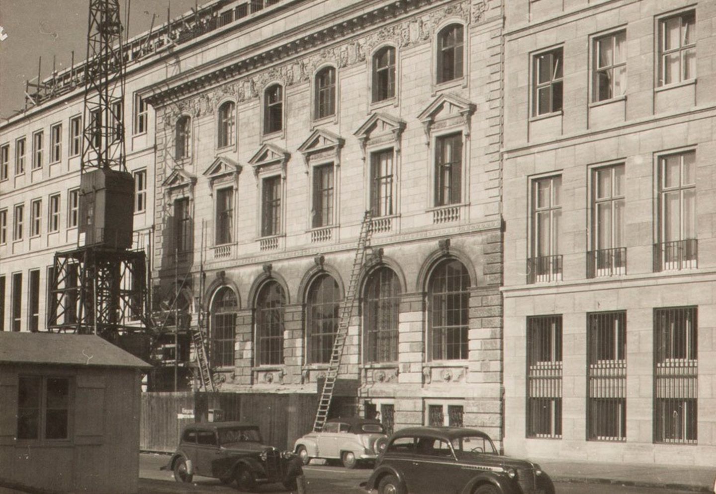 Schwarz-Weiß-Aufnahme von Bauarbeiten an einer Bank am Fürstenwall aus dem Jahr 1950 Stadtarchiv Düsseldorf