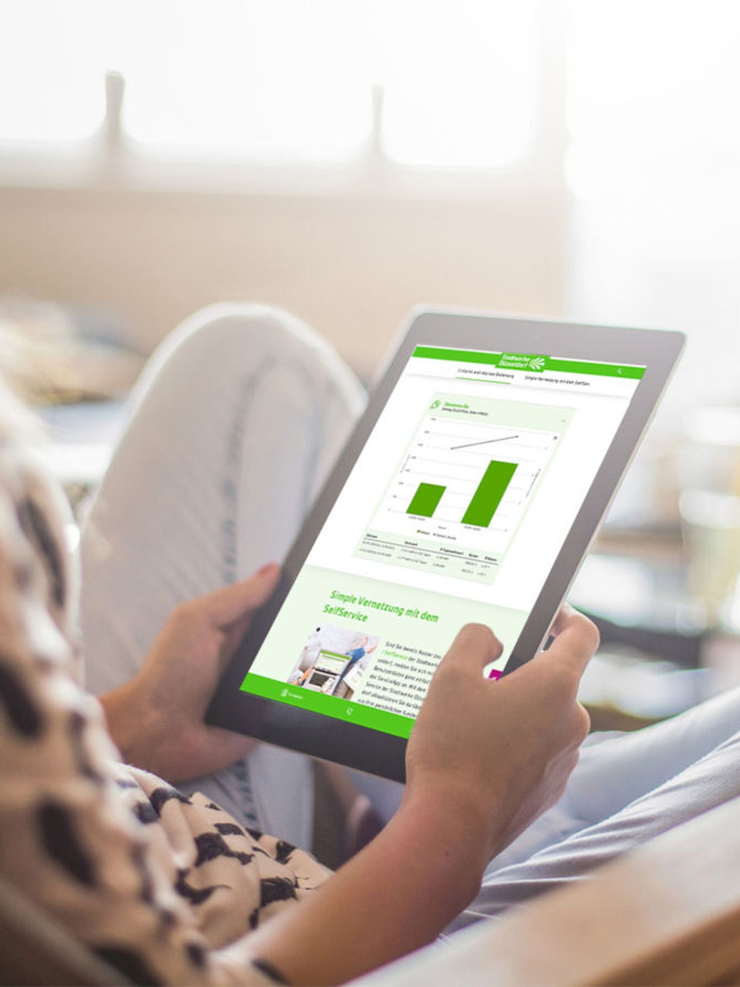 Smart Metering: Frau hält Tablet mit passender Web-Applikation in der Hand.