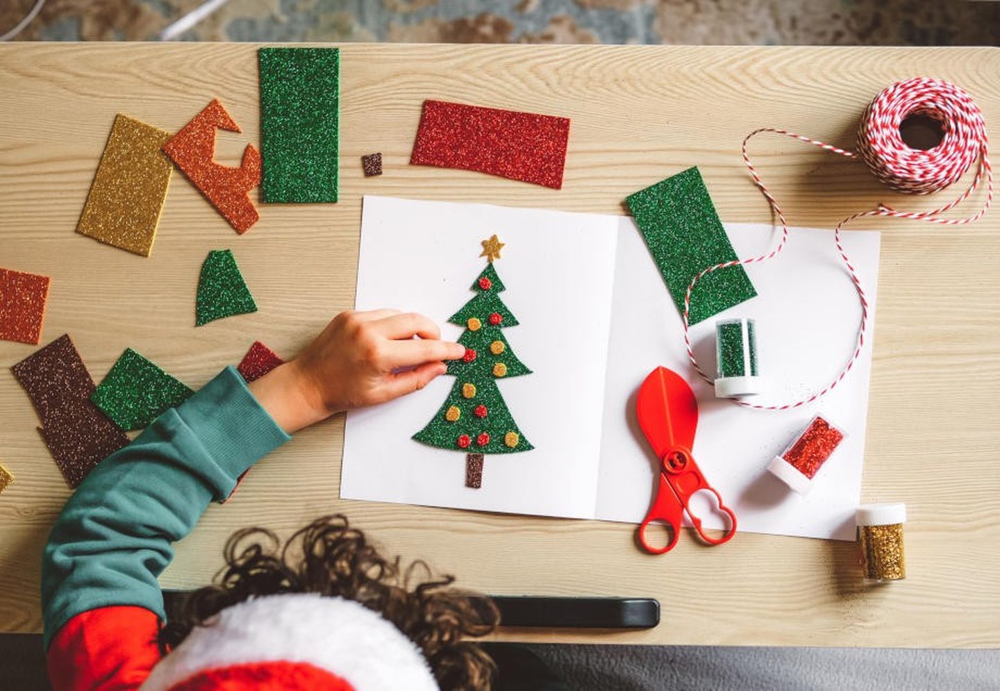 Mit der Weihnachtskartenaktion des Kinder- und Jugendhospiz Regenbogenland können Sie Weihnachtsgrüße für den guten Zweck verschicken. © Marina Cavusoglu / Moment via Getty Images