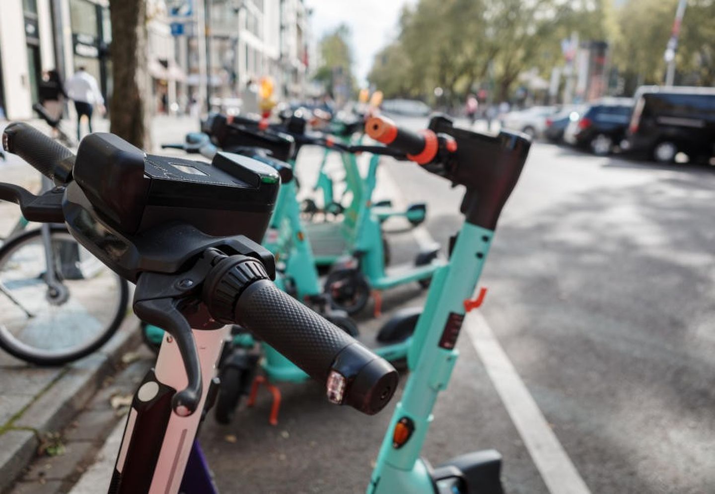 E-Scooter stehen entlang der Königsallee am Straßenrand. © Peeradon Warithkorasuth via Getty Images