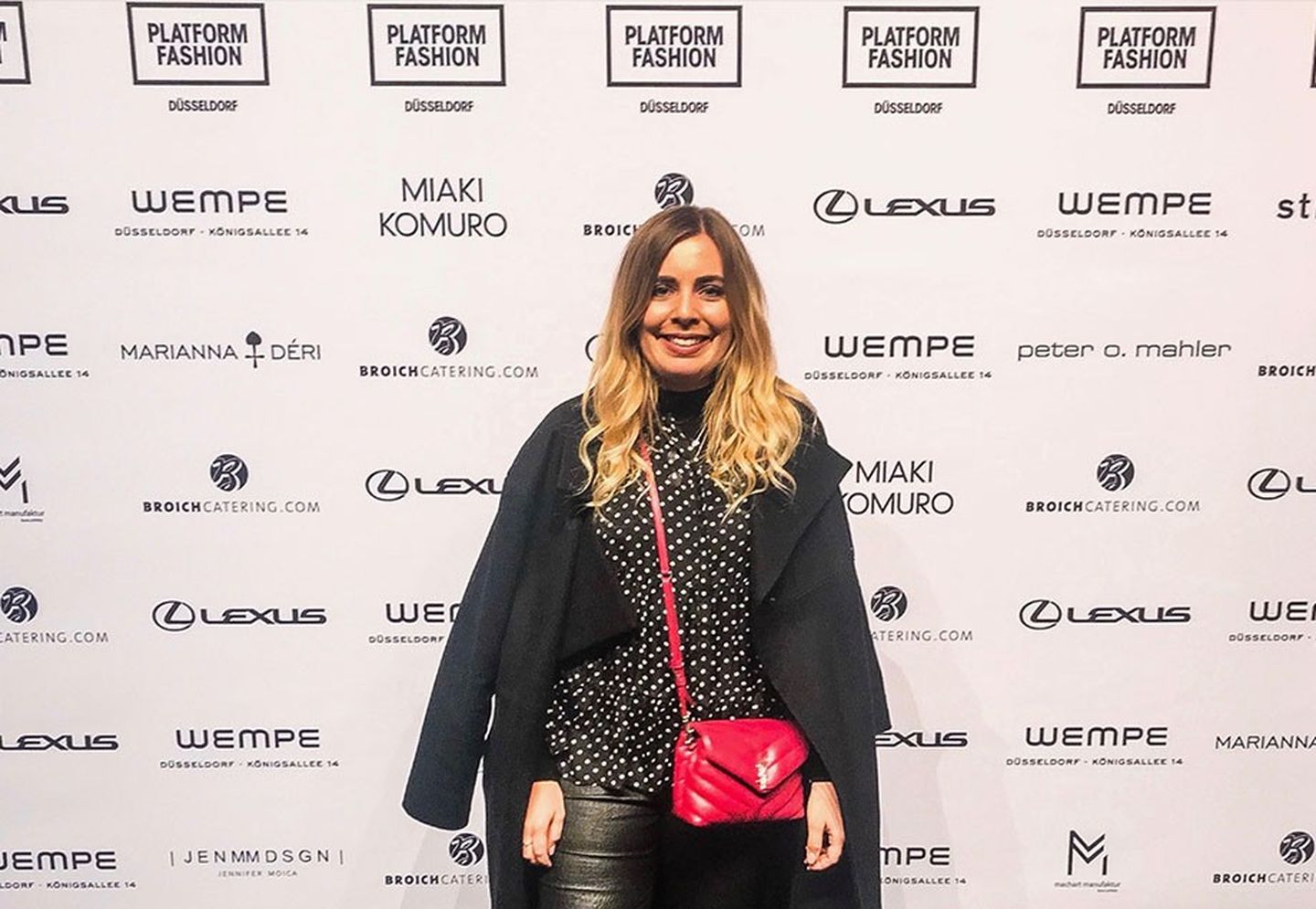 Katharina Bansemer vor einer Fotowand auf dem Event Platform Fashion