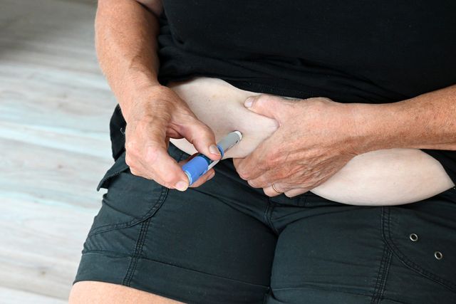 woman injecting weight loss medication mounjaro
