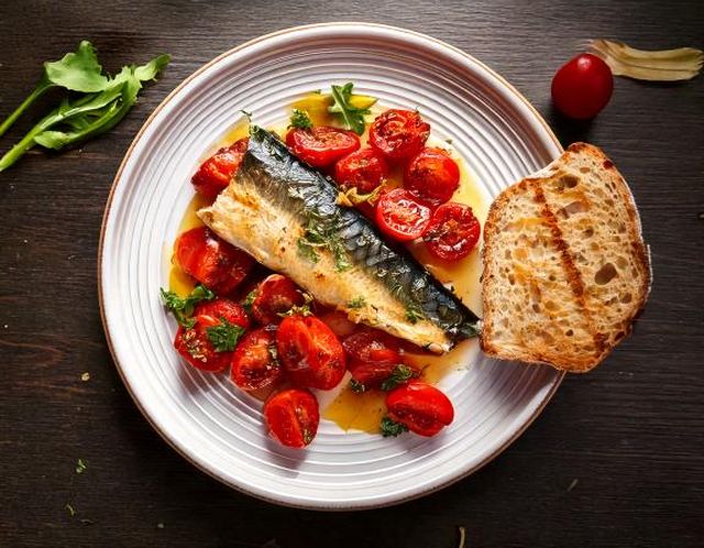 Mackerel with grilled tomatoes & sourdough toast