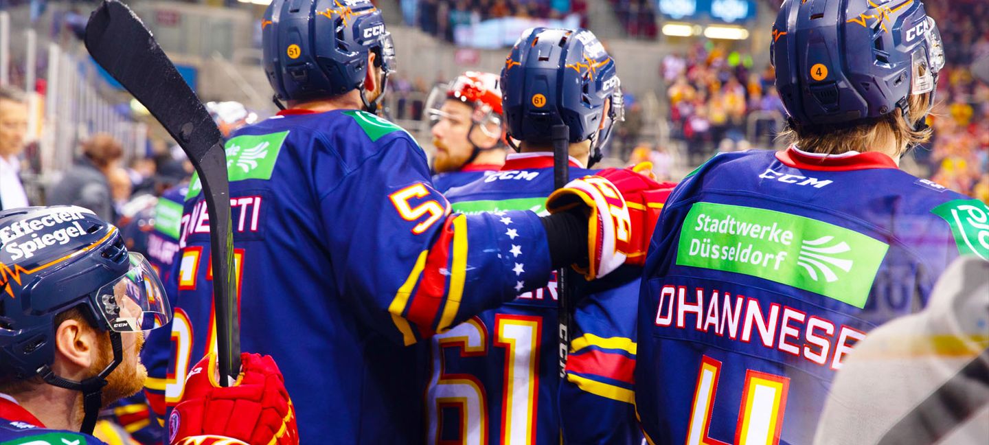 Beim Eishockey nah dran am Spielgeschehen: Blick von der Auswechsel- und Trainerbank der DEG im Düsseldorfer ISS DOME.