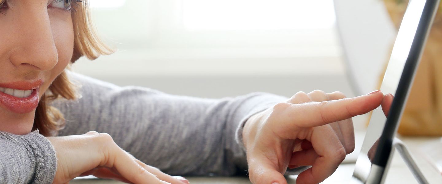 Mediathek: Eine Frau surft mit einem Tablet im Internet