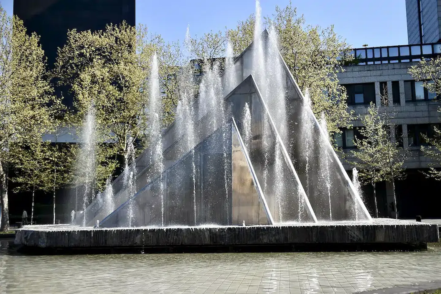 Segelbrunnen mit Edelstahlsegeln und Fontänen am Platz der Deutschen Einheit in Düsseldorf LOKALBÜRO