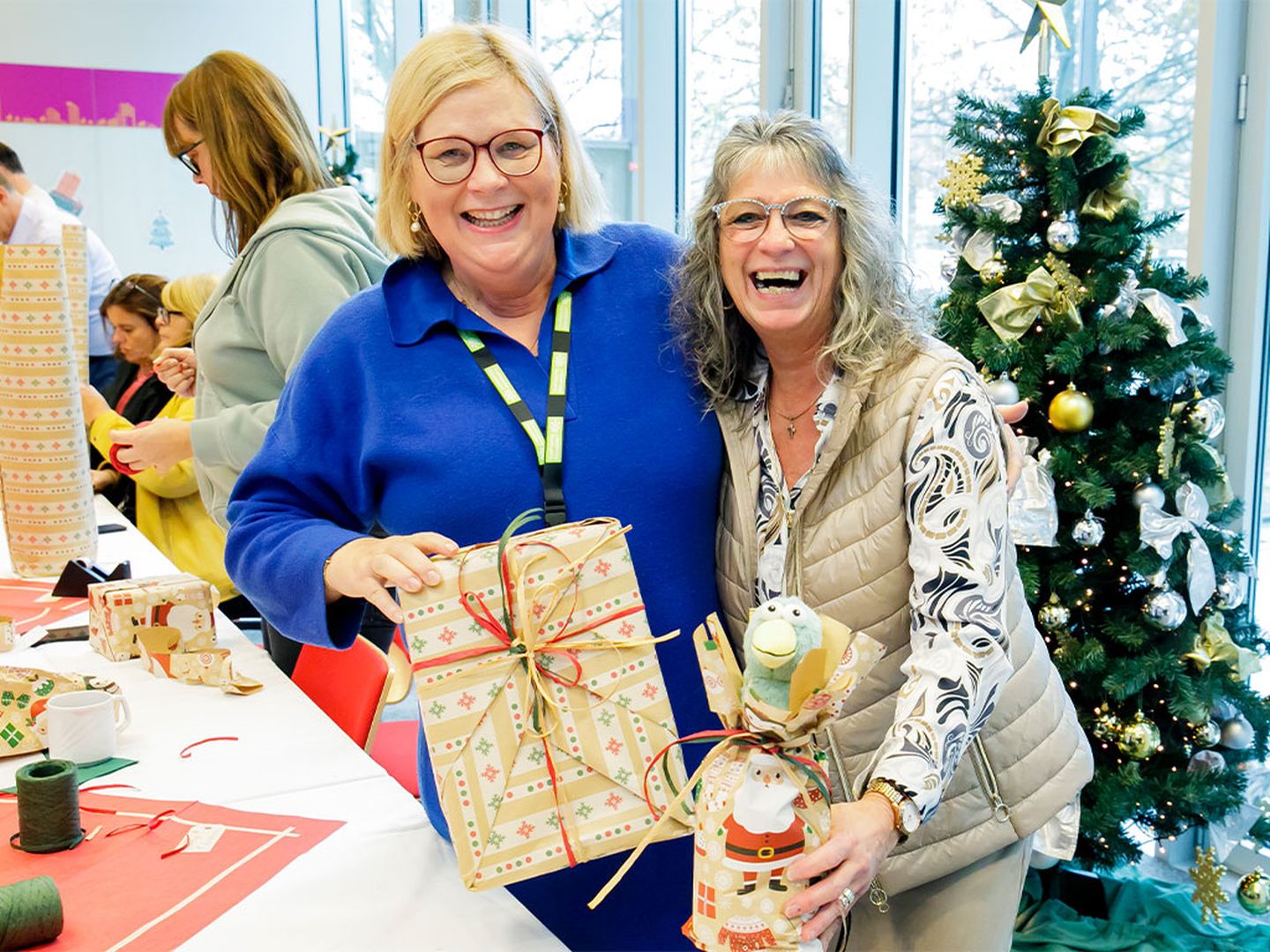 Zwei Mitarbeiterinnen der Stadtwerke präsentieren eingepackte Geschenke