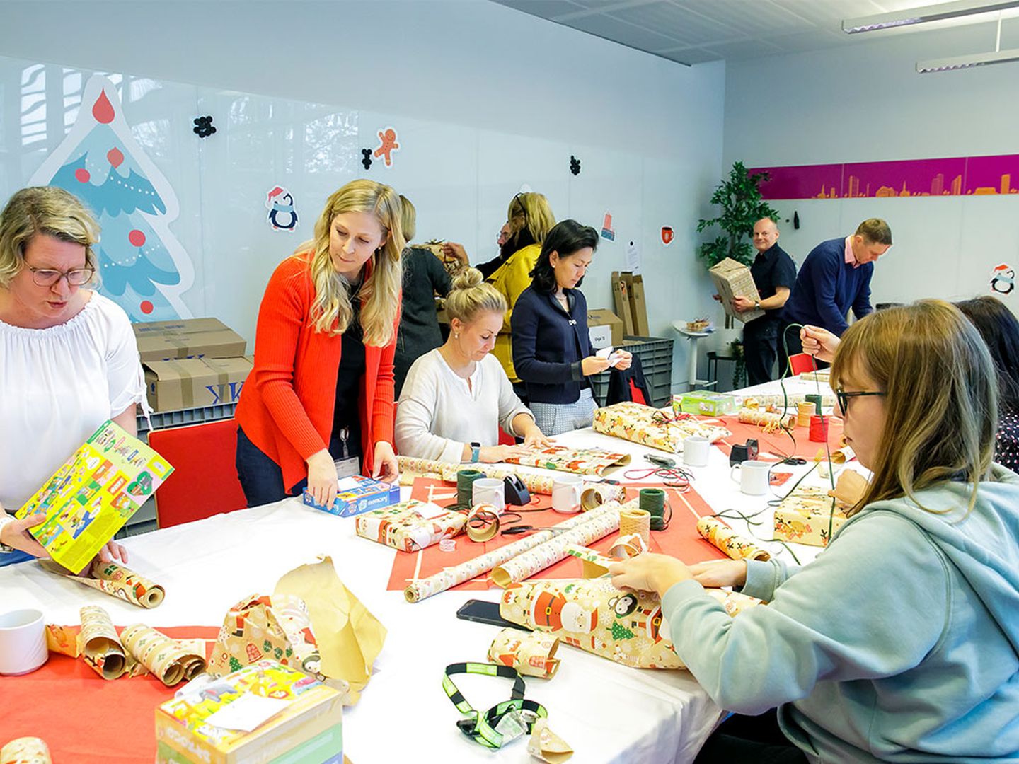 Mitarbeitende der Stadtwerke Düsseldorf packen Geschenke ein