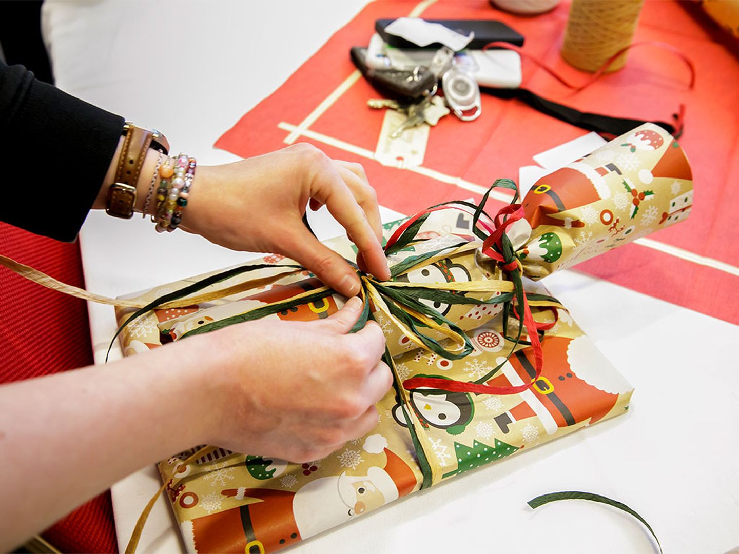 Eingepackte Geschenke vom Weihnachtswerk 2024