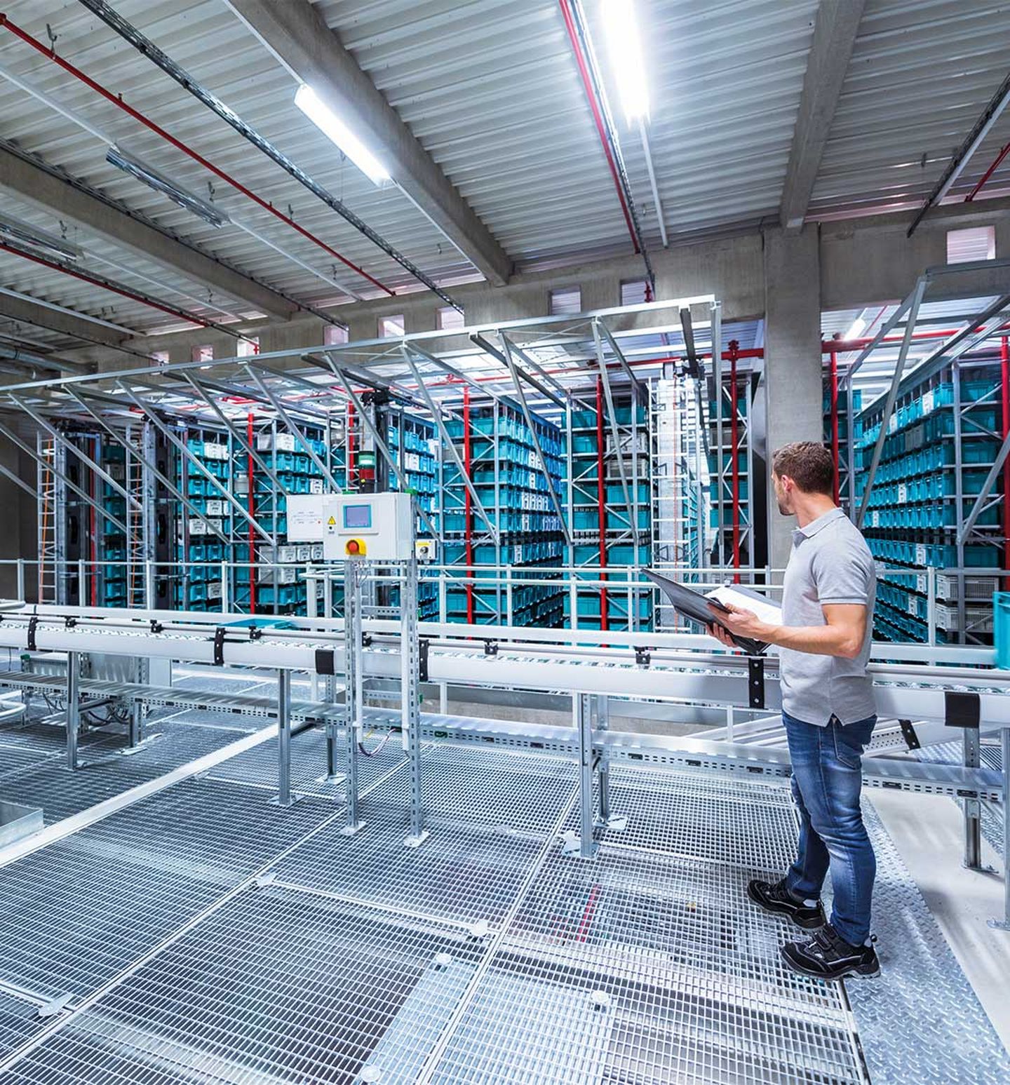 Betriebsführung: Ein Mitarbeiter prüft eine Anlage