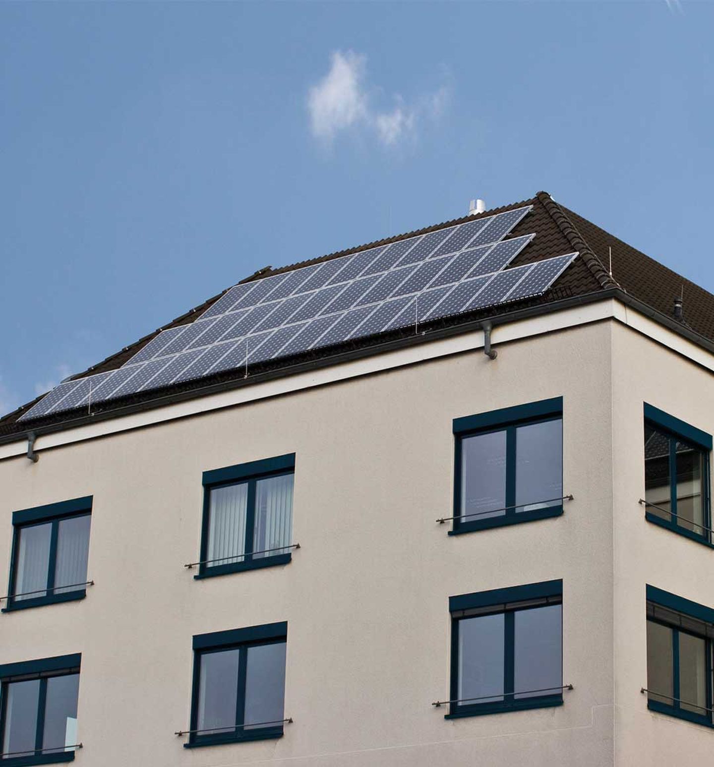 Windkraftanlagen auf einer Wiese bei Sonnenuntergang