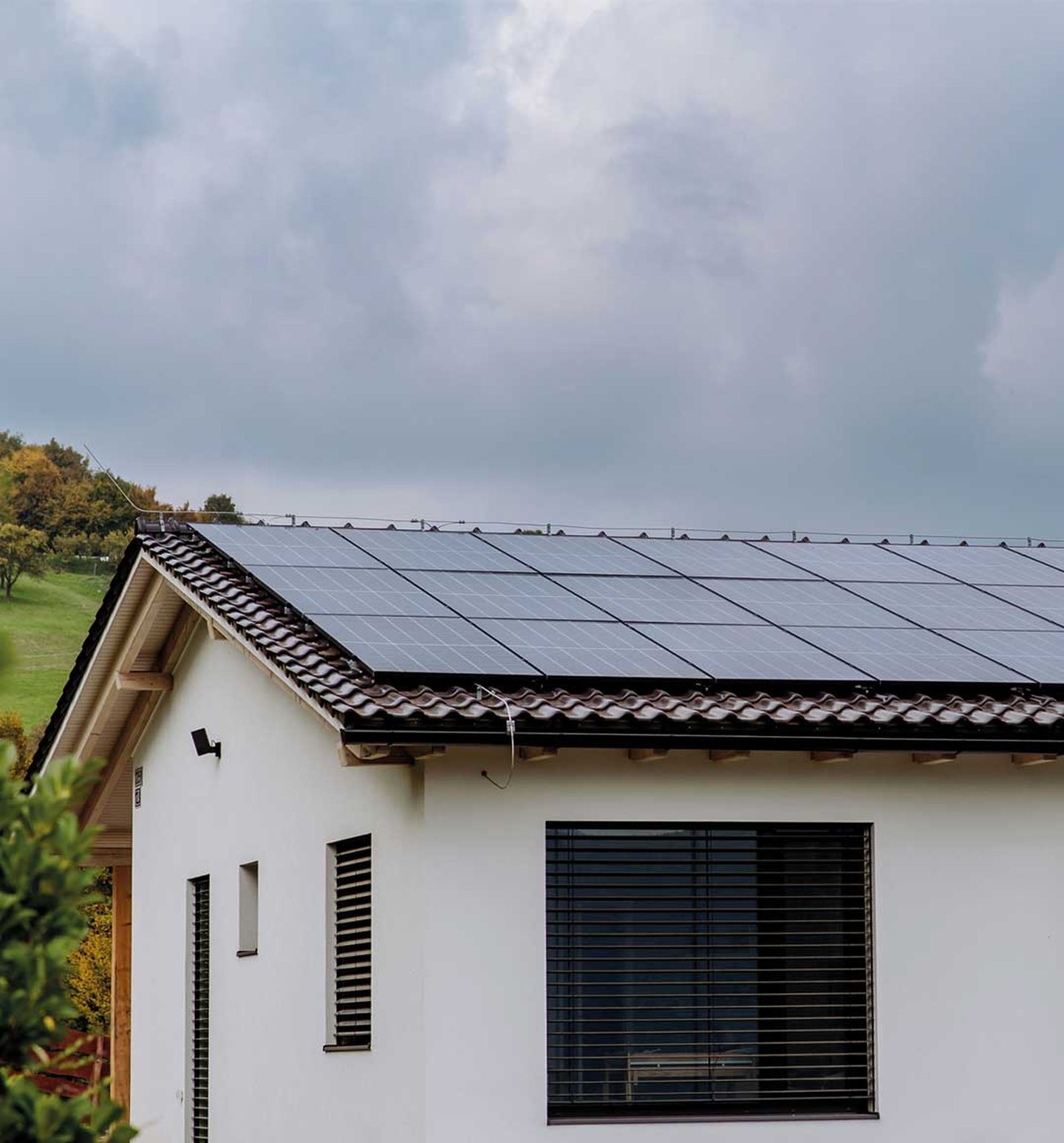 Modernes Einfamilienhaus erzeugt Energie mit Solarmodulen auf dem Dach. © Halfpoint Images / Moment via Getty Images via © Halfpoint Images / Moment via Getty Images