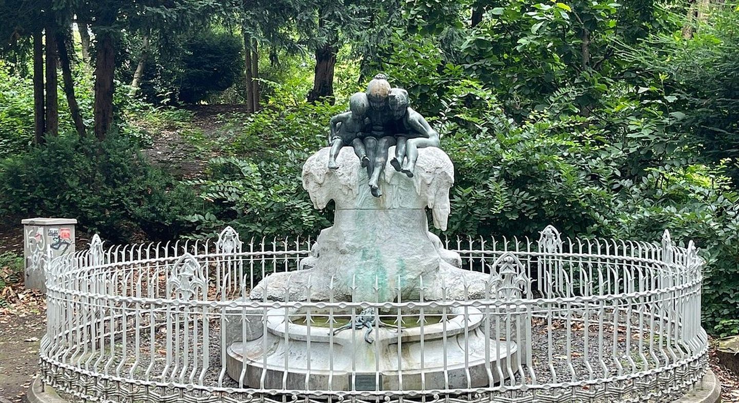 Märchenbrunnen mit drei Kindern und Fröschen im Hofgarten in Düsseldorf Tripadvisor LLC