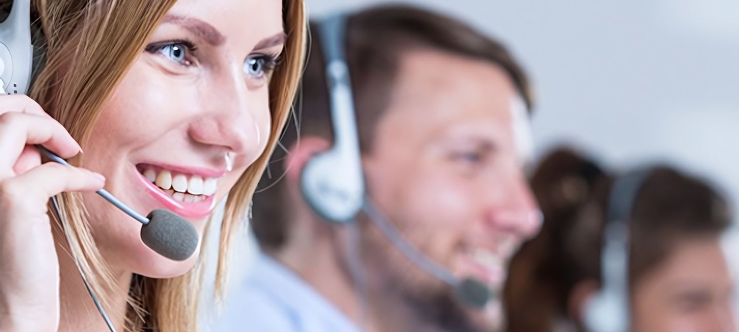 Eine Frau mit Headset im Kundenzentrum im Gespräch