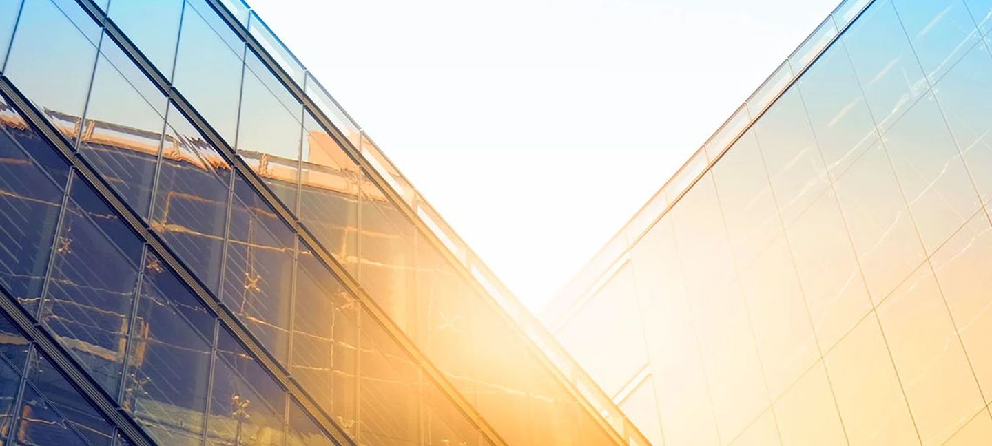 Modernes Gebäude reflektiert Sonne