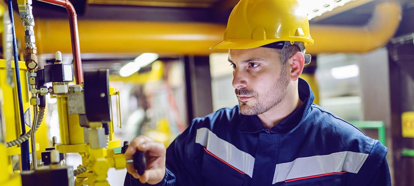 Abmessung Handwerker mit gelbem Helm
