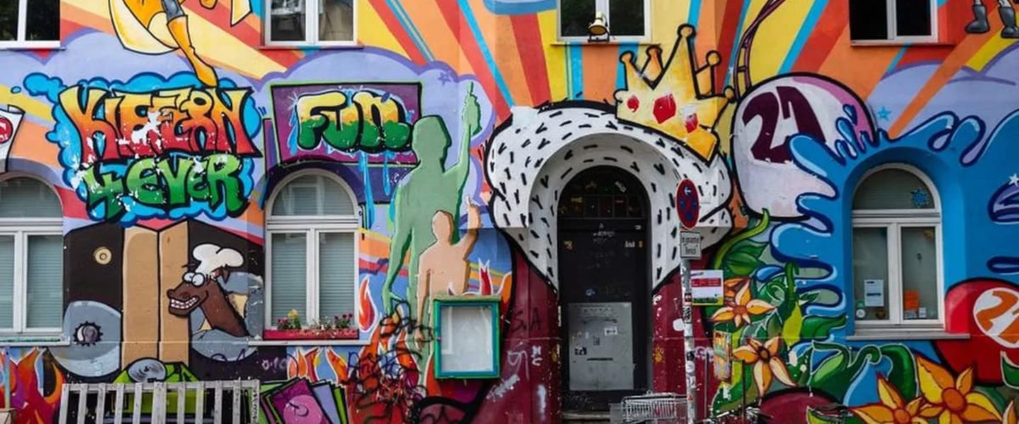 Eine bunte Häuserfassade in der Kiefernstraße in Düsseldorf