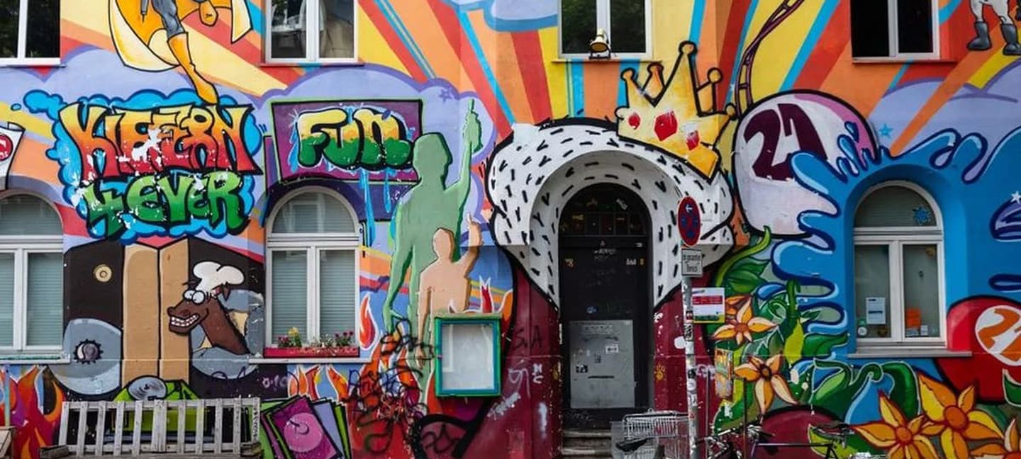 Eine bunte Häuserfassade in der Kiefernstraße in Düsseldorf