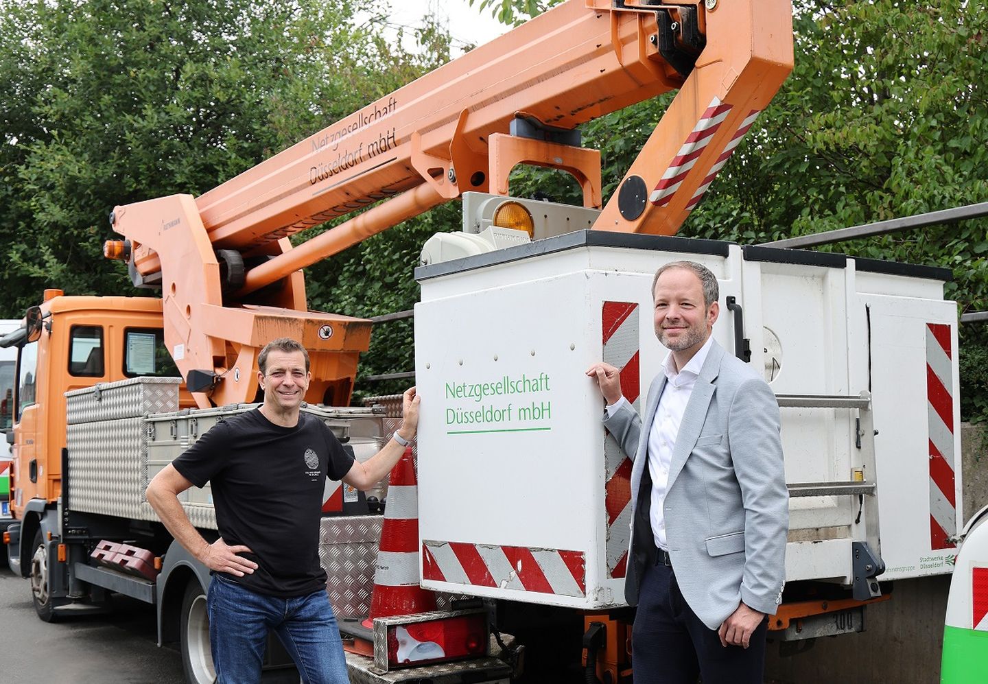 Guido Weidmann (l.), Leiter des Mobilitätsmanagement bei den Stadtwerken Düsseldorf, und Stefan Nykamp, Geschäftsführer der Netzgesellschaft Düsseldorf, vor den ausgesonderten Fahrzeugen, die jetzt in die Ukraine gehen. Foto: Stadtwerke Düsseldorf