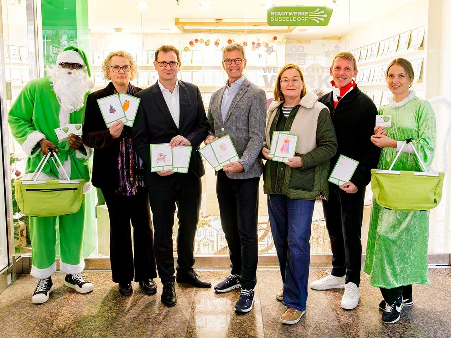 Ein Gruppenbild vor dem Weihnachtswerk in den Schadow-Arkaden