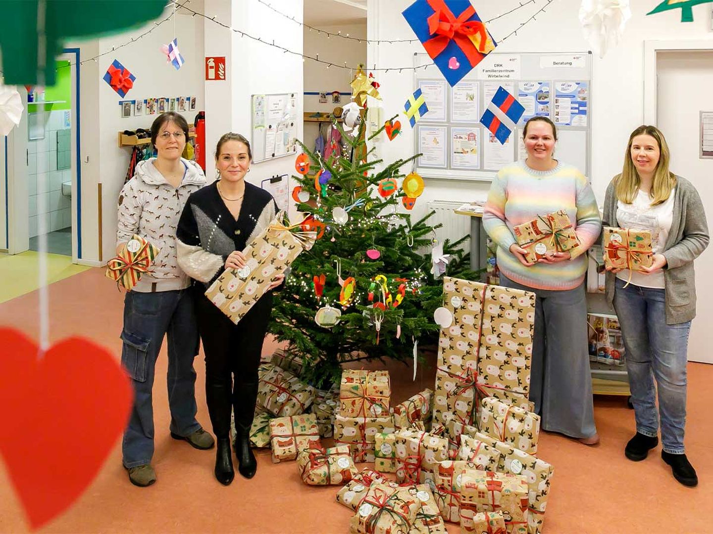 Justine Welensek von den Stadtwerken Düsseldorf mit den Geschenken in einer Einrichtung