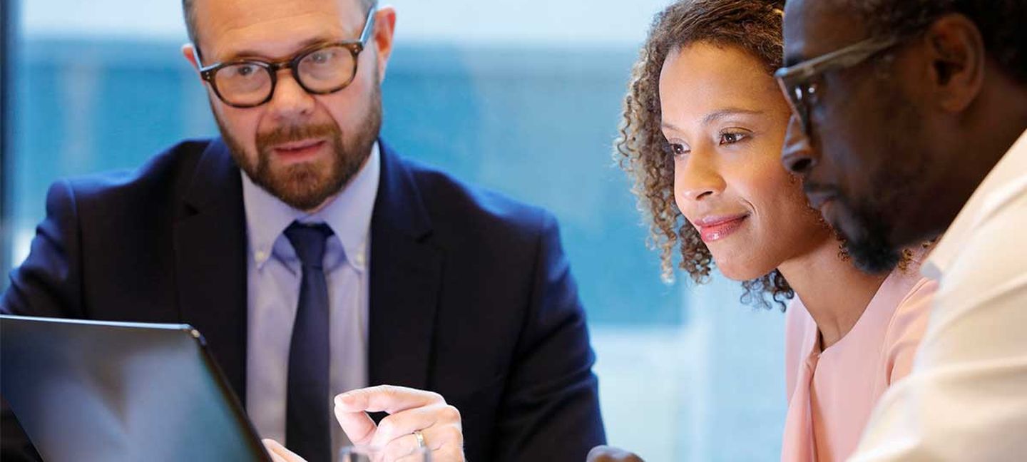 Geschäftskunden lassen sich von einem Energieberater zu den Kosten von Wärmepumpen informieren. © Bloom Productions / DigitalVision via Getty Images