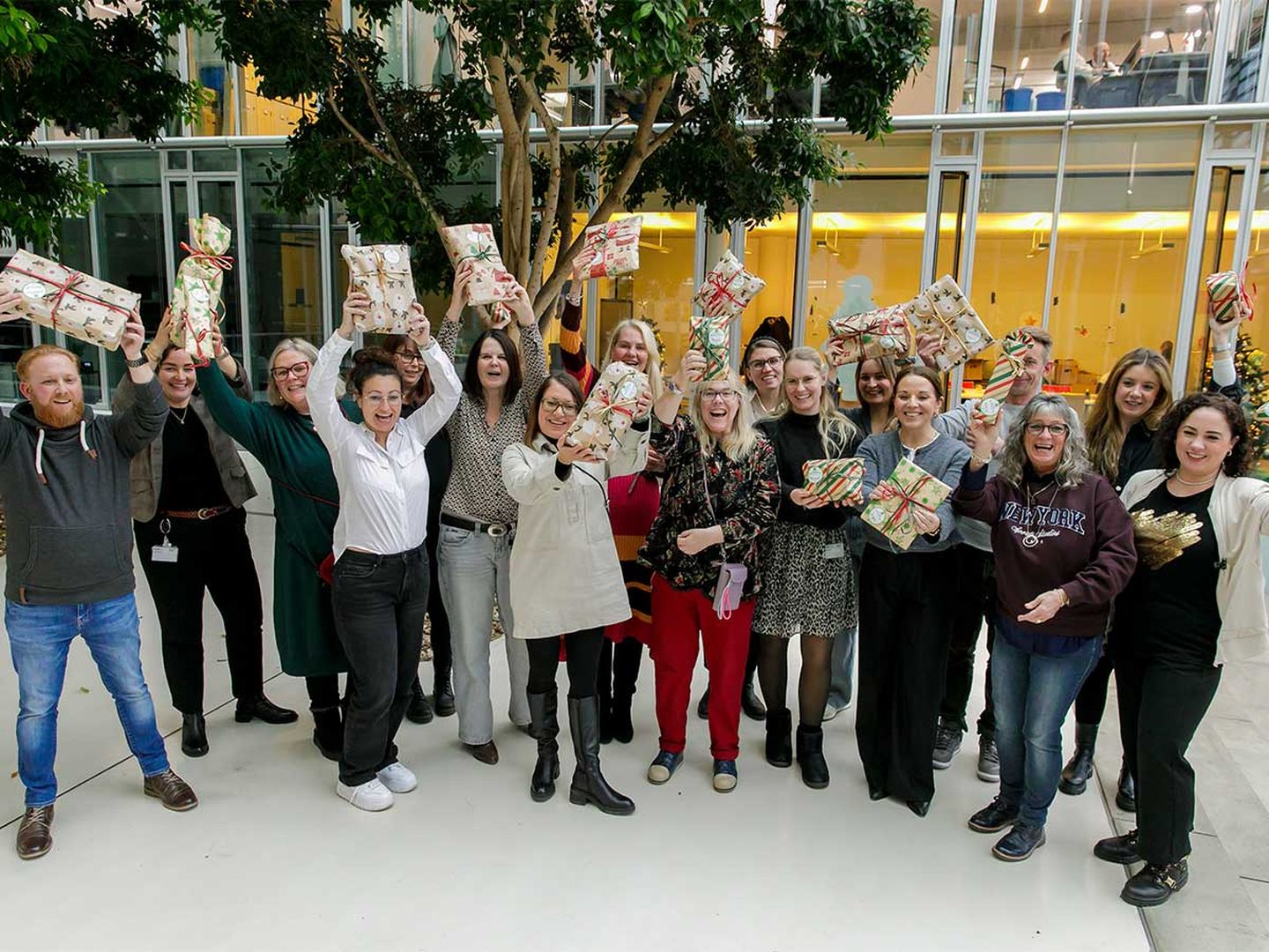 Mitarbeitende der Stadtwerke Düsseldorf präsentieren stolz die Geschenke des Weihnachtswerks