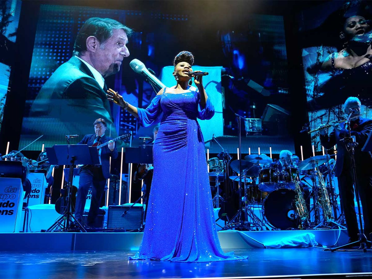 Eine Sängerin bei der Show "Da Capo Udo Jürgens" ©Marc Vorwerk