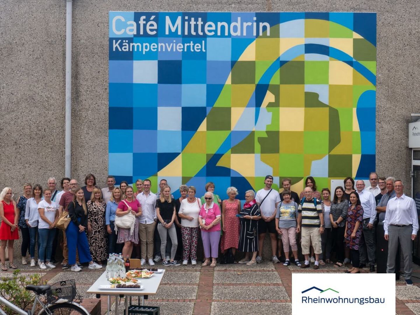 Gruppenfoto von Teilnehmenden am Treffpunkt Mittendrin der Caritas, in Zusammenarbeit mit Rheinwohnungsbau.