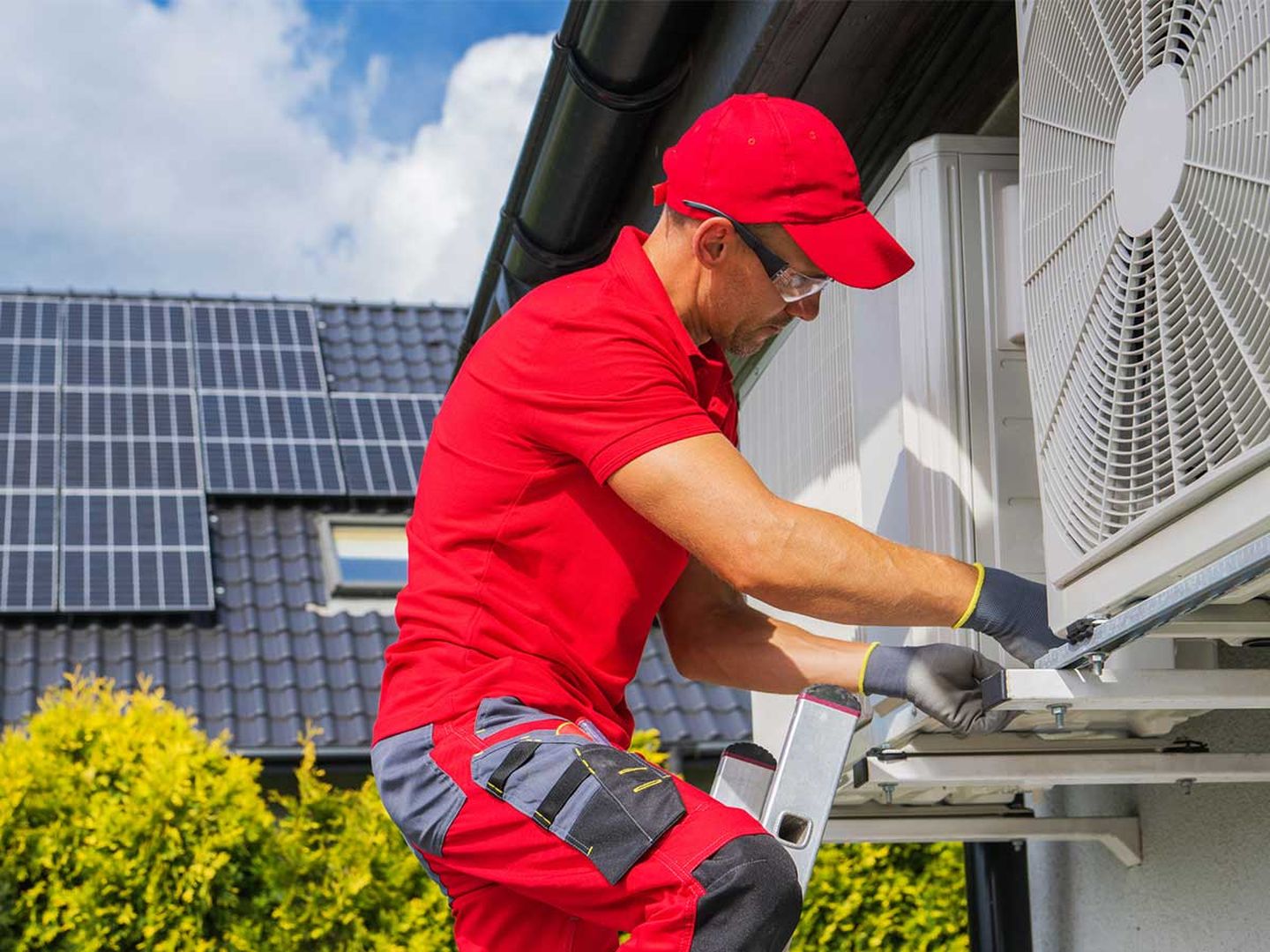 Ein Handwerker wartet eine Wärmepumpe. © welcomia / iStock/Getty Images Plus via Getty Images