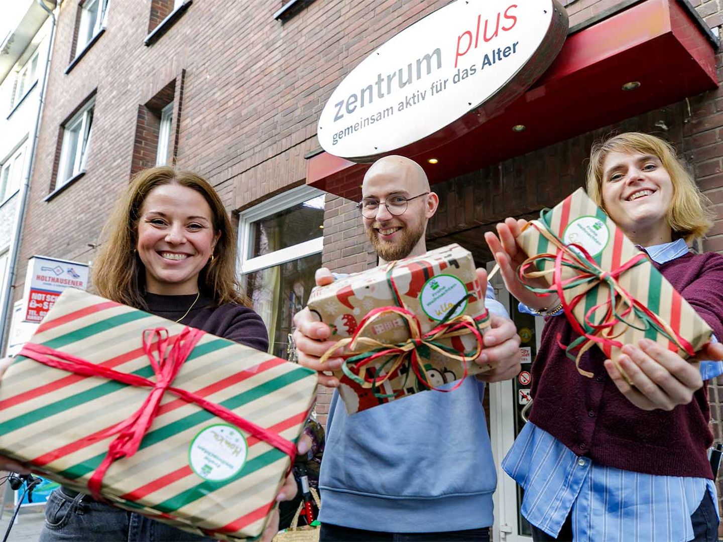 Geschenke werden vor dem Zentrum Plus präsentiert