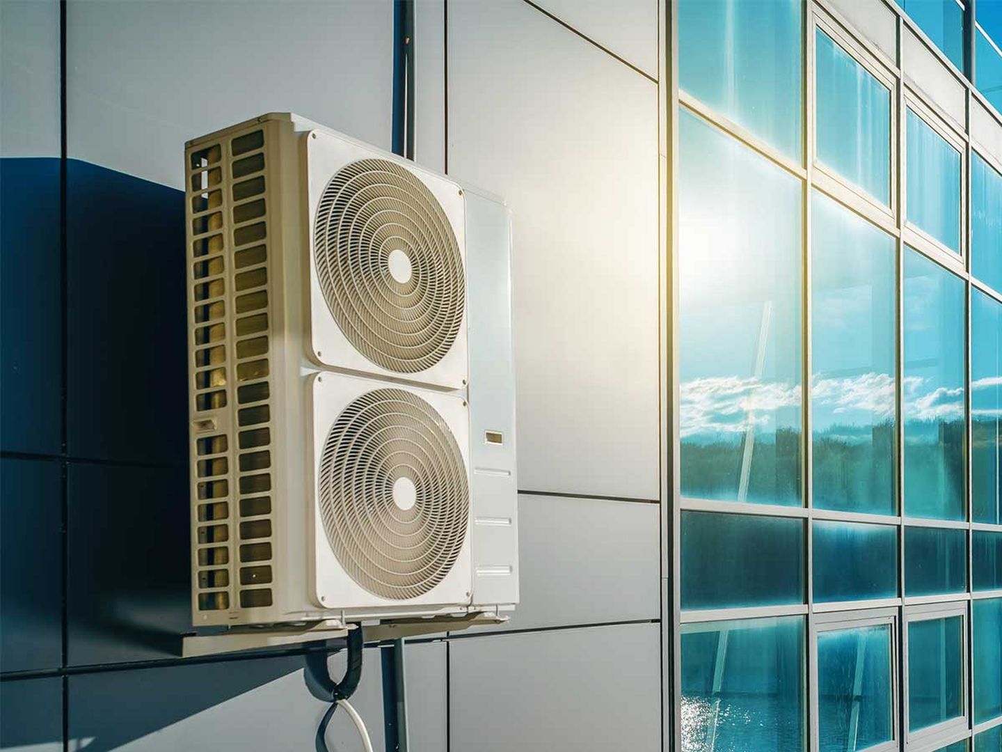 Eine Wärmepumpe an der Außenfassade eines modernen Gebäudes. © todaydesign / iStock /Getty Images Plus via Getty Images