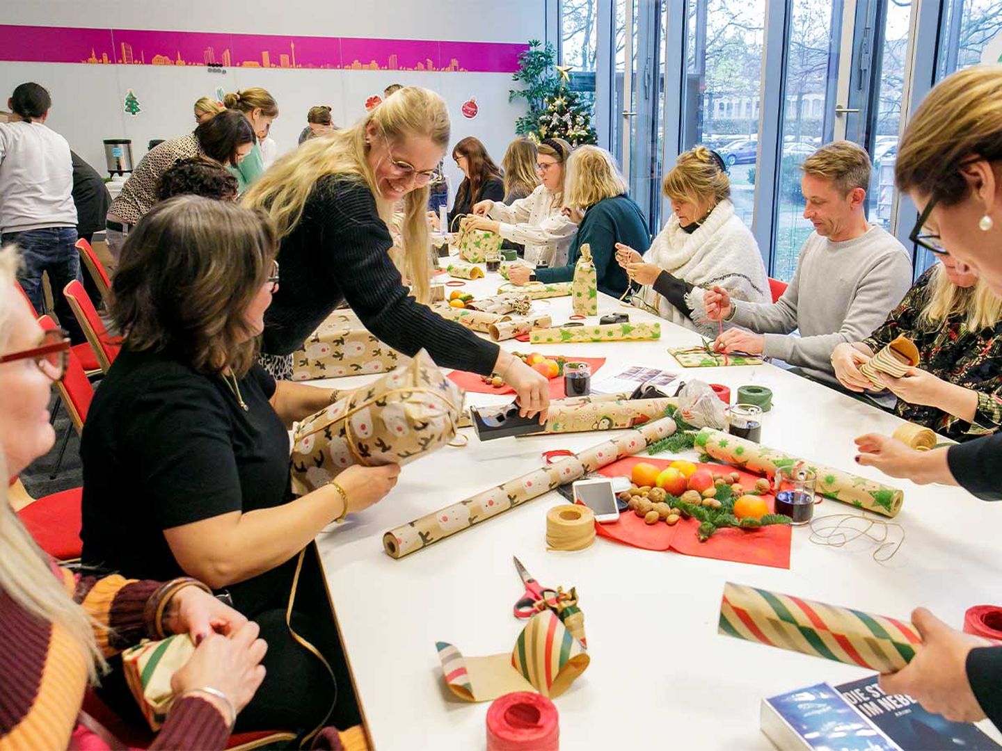 Mitarbeitende der Stadtwerke Düsseldorf packen Geschenke ein