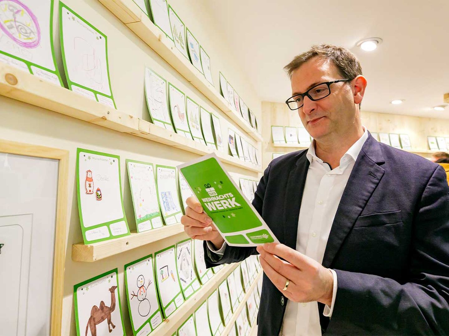 Julien Mounier liest einen Wunschzettel vom Weihnachtswerk