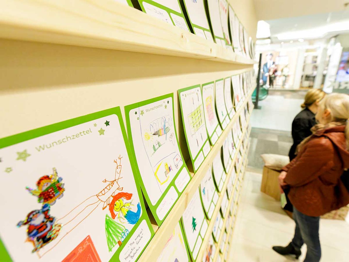 Wunschzettel im Regel des Weihnachtswerk-Shops in den Schadow-Arkaden